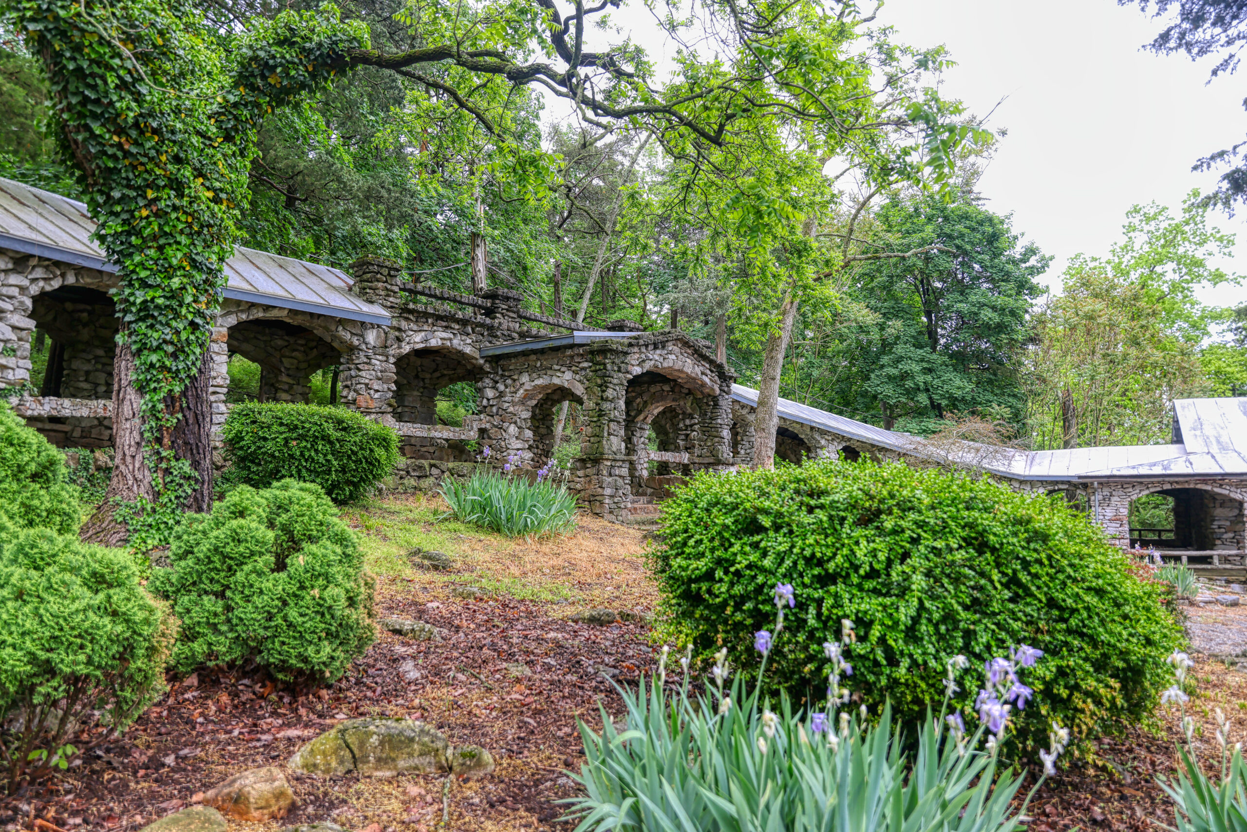 Stone archways at Endless Caverns Entrance